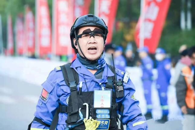 以榜樣為旗，篤行致遠(yuǎn)踐初心